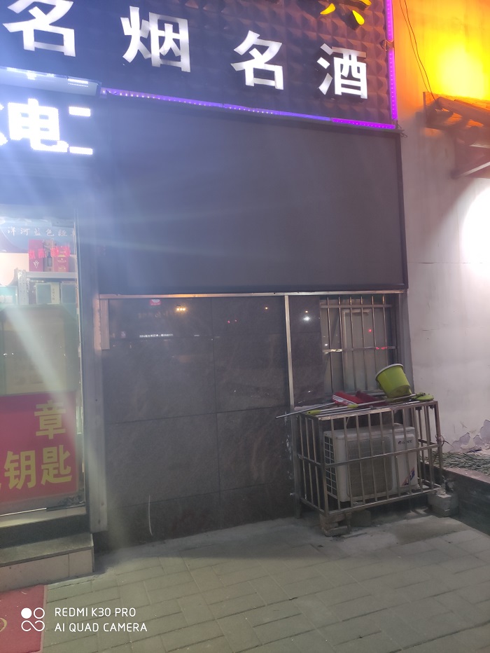 户外全彩屏特点 单元显示模块采用三合—标贴封装,亮度高且可智能调节,面积不受空间限制可显示文字、图表、图像、动画、视频等多种形式,信息容量大; 同步播放、异步播放、集群播放均可实现,操作方便灵活,画面清晰稳定摄像头、有线、3G、WIFI技术、云播控、全网络接入等成熟的多选配套方案。 可实现电源、系统双备份,如一路信号出现故障,可自动切换,保证显示屏正常工作。