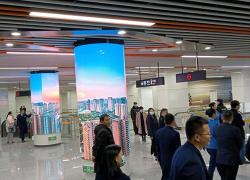地铁站圆柱屏